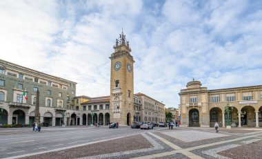 Bergamo, İtalya. Şehrin aşağısındaki Piazza Vittorio Veneto 'da bulunan Torre dei Caduti kulesi.