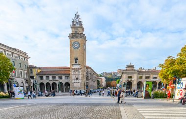 Bergamo, İtalya. Şehrin aşağısındaki Piazza Vittorio Veneto 'da bulunan Torre dei Caduti kulesi.
