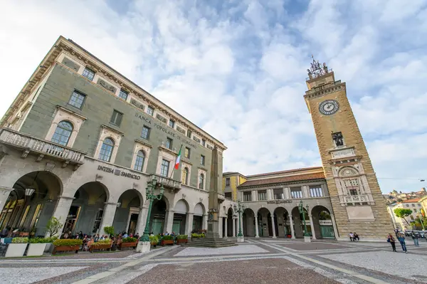 Bergamo, İtalya. Şehrin aşağısındaki Piazza Vittorio Veneto 'da bulunan Torre dei Caduti kulesi.