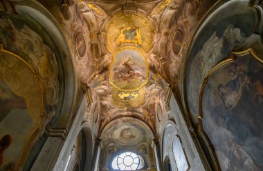 Milan, İtalya. Bazilika di Sant 'Ambrogio' nun içi.
