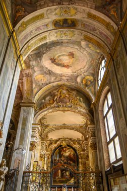 Milan, İtalya. Bazilika di Sant 'Ambrogio' nun içi.