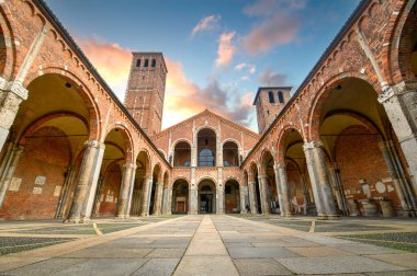 Basilica di Sant 'Ambrogio Milano, İtalya' da gün batımında