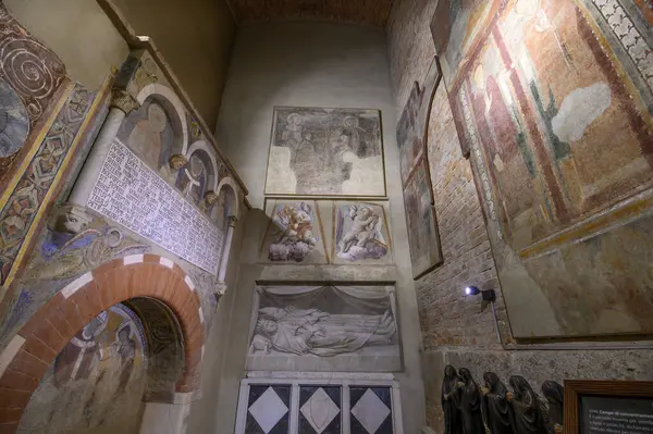 Milan, İtalya. Bazilika di Sant 'Ambrogio' nun içi.