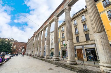 Milan, İtalya. Colonne di San Lorenzo ya da Aziz Lawrence sütunları, antik Roma harabeleri