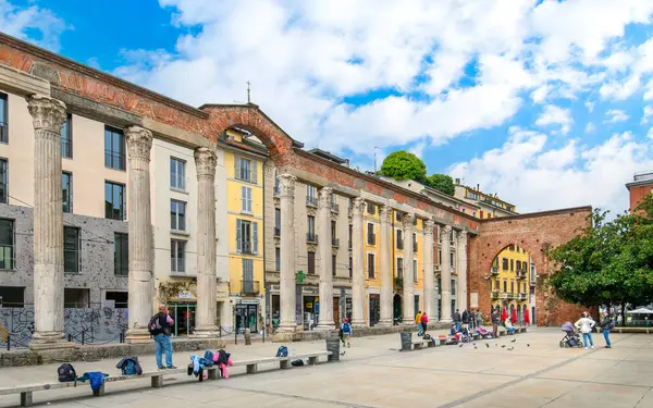Milan, İtalya. Colonne di San Lorenzo ya da Aziz Lawrence sütunları, antik Roma harabeleri