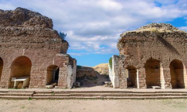 Türkiye 'de Antik Sardes (Sardis). Lydia ili, Helenistik ve Bizans kültürünün merkezi. Şimdi bir arkeolojik alan.