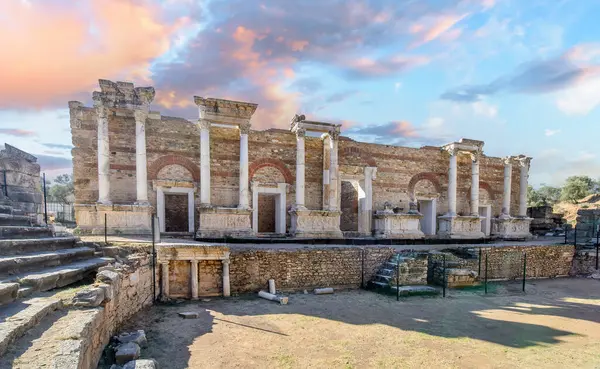 Aydın 'ın Sultanhisar ilçesine bağlı Nysa Antik Kenti. Antik Lydia 'da Maeander' da Nysa, önce bir Yunan şehri, sonra da bir Roma şehriydi. Amfi tiyatronun görüntüsü
