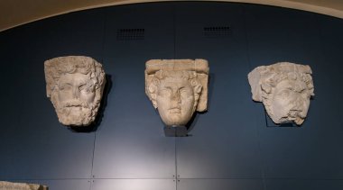 Brescia, İtalya. Santa Giulia Müzesi, Unesco Dünya Mirası. Roma döneminden kalma eserler, heykeller ve heykeller.. 