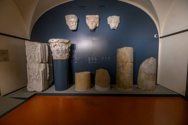 Brescia, İtalya. Santa Giulia Müzesi, Unesco Dünya Mirası. Roma döneminden kalma eserler, heykeller ve heykeller.. 