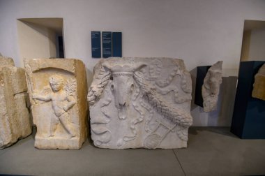 Brescia, İtalya. Santa Giulia Müzesi, Unesco Dünya Mirası. Roma döneminden kalma eserler, heykeller ve heykeller.. 
