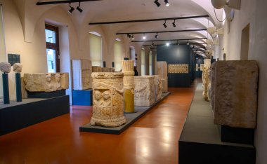 Brescia, İtalya. Santa Giulia Müzesi, Unesco Dünya Mirası. Roma döneminden kalma eserler, heykeller ve heykeller.. 