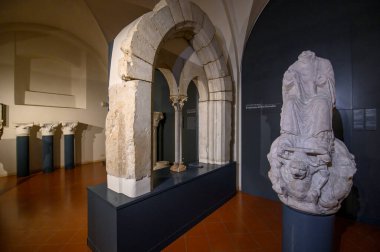 Brescia, İtalya. Santa Giulia Müzesi, Unesco Dünya Mirası. Roma döneminden kalma eserler, heykeller ve heykeller.. 