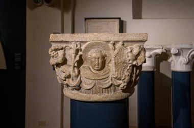 Brescia, İtalya. Santa Giulia Müzesi, Unesco Dünya Mirası. Roma döneminden kalma eserler, heykeller ve heykeller.. 