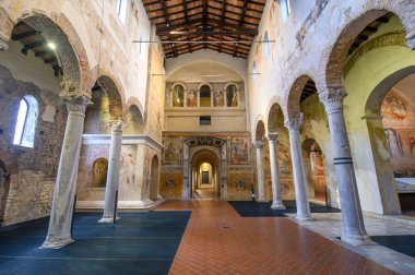 Brescia, İtalya. Santa Giulia Müzesi, Unesco Dünya Mirası. San Salvatore Bazilikası 'nın içi.
