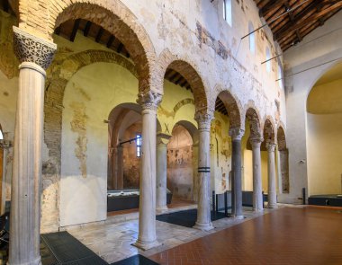 Brescia, İtalya. Santa Giulia Müzesi, Unesco Dünya Mirası. San Salvatore Bazilikası 'nın içi.