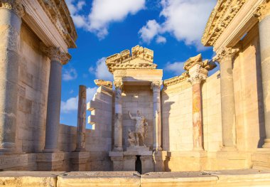Türkiye 'nin Denizli kentindeki Lycus ve Traian Nymphaeum üzerindeki Laodicea antik kentinin kalıntıları