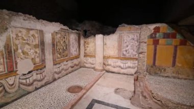 Brescia, İtalya. Brixia 'daki Roma Brescia Arkeoloji Parkı' ndaki Cumhuriyet Tapınağının Fresco ve Mozaik Dekorasyonu