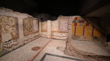 Brescia, İtalya. Brixia 'daki Roma Brescia Arkeoloji Parkı' ndaki Cumhuriyet Tapınağının Fresco ve Mozaik Dekorasyonu