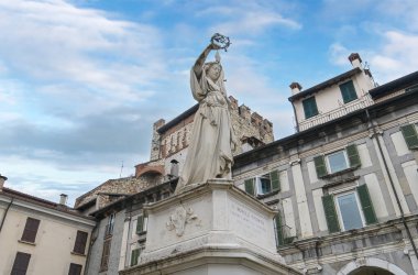 İtalya, Brescia 'daki Piazza della Loggia' daki Bella Italia anıtı.