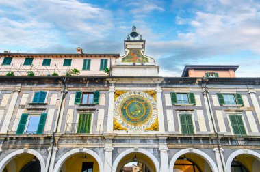 Brescia, İtalya 'daki Piazza della Loggia' daki saat kulesi veya Torre dell 'Orologio