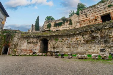 İtalya 'nın Brescia kentindeki Capitolium Roma Tapınağı' nın (Tempio Capitolino) antik kalıntıları