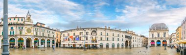 Brescia, İtalya. Comune di Brescia ile Piazza della Loggia Panoraması ya da belediye binası ve saat kulesi 