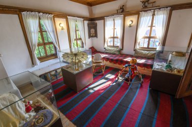 Tryavna, Bulgaristan. Raykov 'ların evinin içi. Geleneksel Bulgar evi 19. yüzyılın iç mimarisi