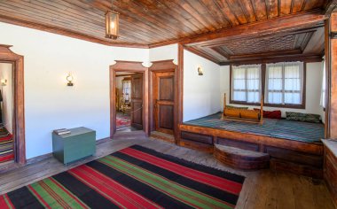 Tryavna, Bulgaristan. Raykov 'ların evinin içi. Geleneksel Bulgar evi 19. yüzyılın iç mimarisi