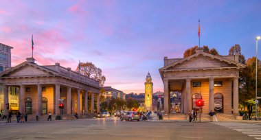 Bergamo, İtalya. Gündoğumunda şehrin aşağısındaki Piazza Vittorio Veneto 'da bulunan Torre dei Caduti kulesi.