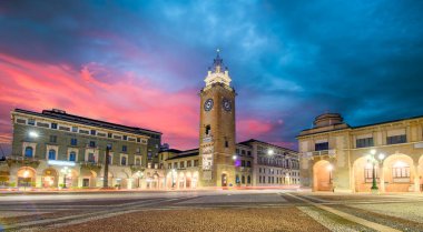 Bergamo, İtalya. Gündoğumunda şehrin aşağısındaki Piazza Vittorio Veneto 'da bulunan Torre dei Caduti kulesi.