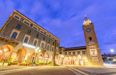Bergamo, İtalya. Gündoğumunda şehrin aşağısındaki Piazza Vittorio Veneto 'da bulunan Torre dei Caduti kulesi.
