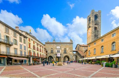 Bergamo, İtalya. Palazzo Vecchio Piazza Vecchia 'daki Campanone kulesiyle