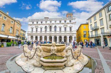 Bergamo, İtalya. Eski Meydan Piazza Vecchia ve Halk Kütüphanesi Angelo Mai