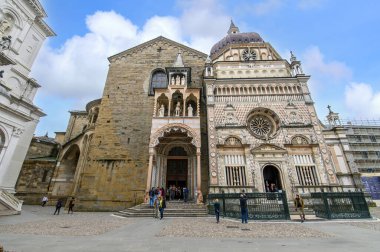 Bergamo, İtalya. Santa Maria Maggiore Bazilikası, Colleoni Şapeli ve Citta Alta 'daki Duomo Kilisesi. Eski şehrin tarihi katedral mimarisi.