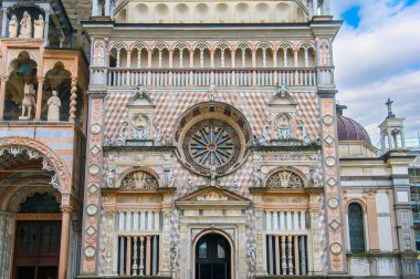 Bergamo, İtalya. Santa Maria Maggiore Bazilikası, Colleoni Şapeli ve Citta Alta 'daki Duomo Kilisesi. Eski şehrin tarihi katedral mimarisi.