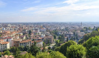 İtalya 'nın Bergamo kentinin güzel panoramik manzarası