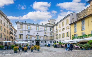Bergamo, İtalya. Üst Şehir Citta Alta 'daki Piazza della Cittadella' daki Palazzo Roncalli.