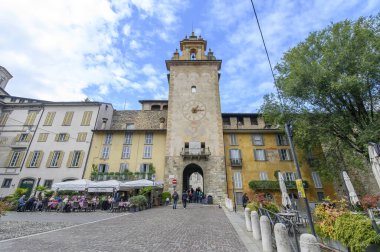 Bergamo, İtalya. Upper Town Citta Alta 'daki Piazza della Cittadella' da Torre della Campanella Kulesi