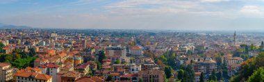 İtalya 'nın Bergamo kentinin güzel panoramik manzarası