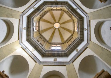 Milan, İtalya. Brolo 'daki Basilica di San Nazaro' nun iç kesimi.