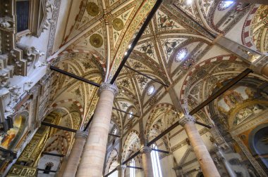 Verona, İtalya. Bazilika di Santa Anastasia 'nın İçi