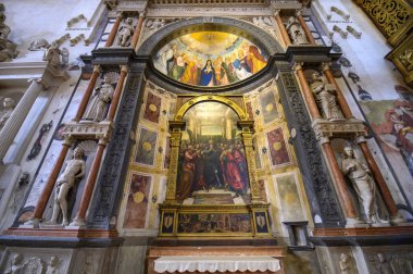 Verona, İtalya. Bazilika di Santa Anastasia 'nın İçi