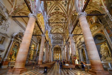 Verona, İtalya. Bazilika di Santa Anastasia 'nın İçi