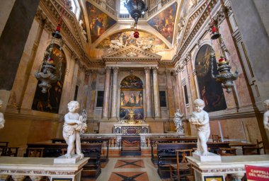 Verona, İtalya. Bazilika di Santa Anastasia 'nın İçi