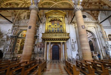 Verona, İtalya. Bazilika di Santa Anastasia 'nın İçi
