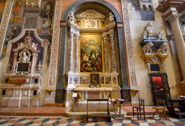 Verona, İtalya. Bazilika di Santa Anastasia 'nın İçi