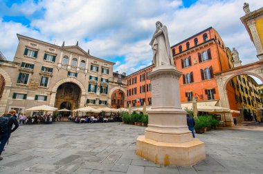 Verona, İtalya. Dante Alighieri heykeliyle Piazza dei Signori