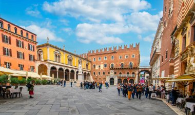 Verona, İtalya. Dante Alighieri heykeliyle Piazza dei Signori