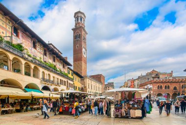 Verona, İtalya. Citta Antica 'daki Piazza Delle Erbe Meydanı, eski evler Case dei Mazzanti, Torre dei Lamberti Kulesi, Palazzo della Ragione Sarayı, Veneto Bölgesi
