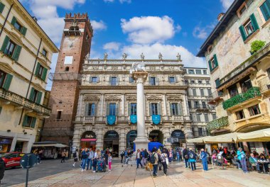 Verona, İtalya. Palazzo Maffei sarayıyla Erbe Meydanı